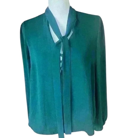 Crescent and Willough ladies blouse medium Green long sleeve neck tie attached - Picture 9 of 9